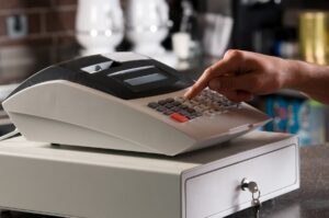 leasing-kasy-fiskalne-sprzet-jpg Na zdjęciu widać kasę fiskalną, co może być korzystną opcją przy wyborze leasingu kasy fiskalne dla sklepu.
